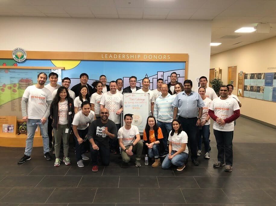 コラボレーションを育む環境での社員の集合写真